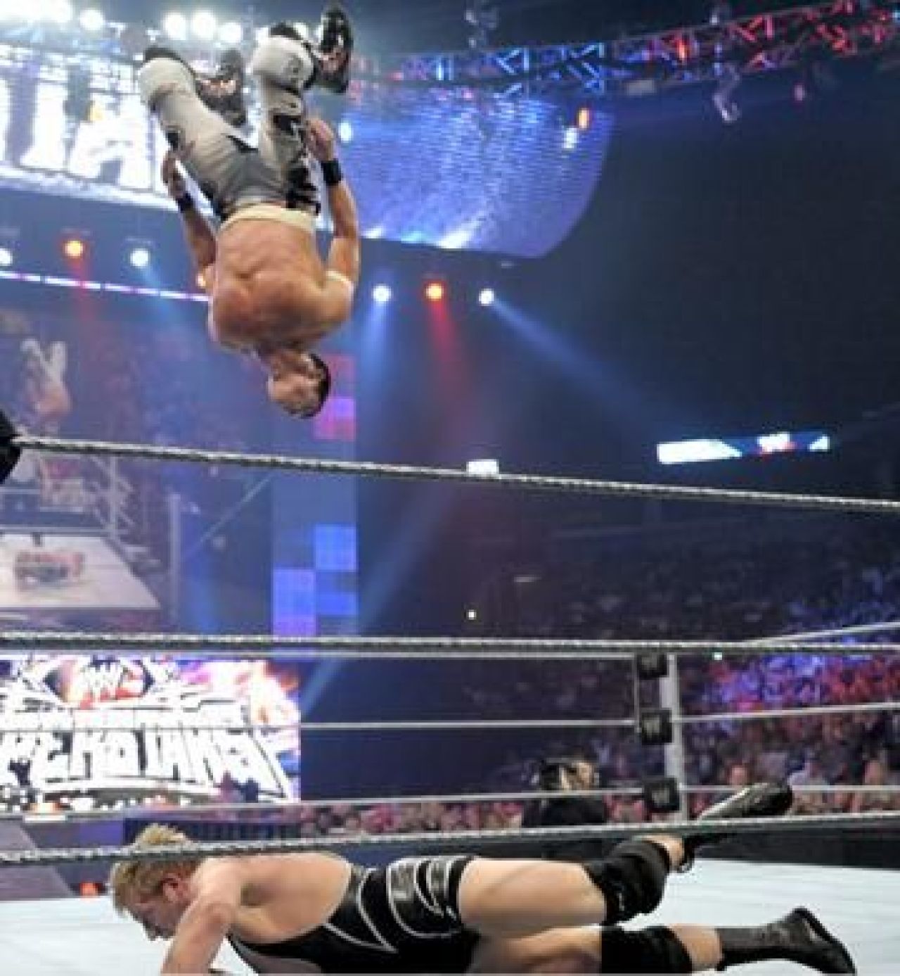 FOTO! Aici incepatorii pot sa-i ia la bataie pe Cena si Undertaker!_50