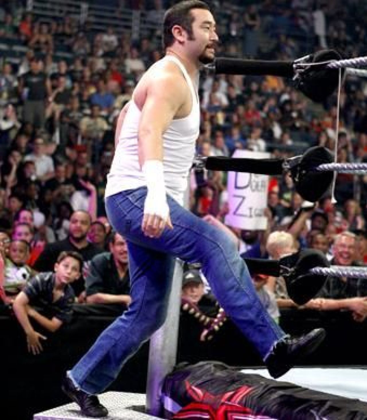 FOTO! Aici incepatorii pot sa-i ia la bataie pe Cena si Undertaker!_51