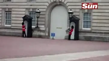 VIDEO / Cine o apara pe regina Angliei :)