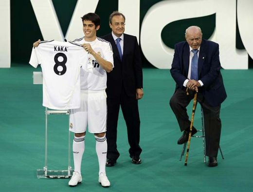 VIDEO Isterie pe Bernabeu! Kaka a fost prezentat la Real in fata a 50.000 de oameni!_8
