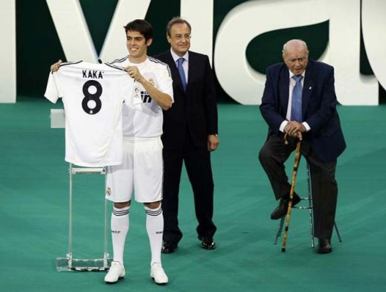 VIDEO Isterie pe Bernabeu! Kaka a fost prezentat la Real in fata a 50.000 de oameni!_7