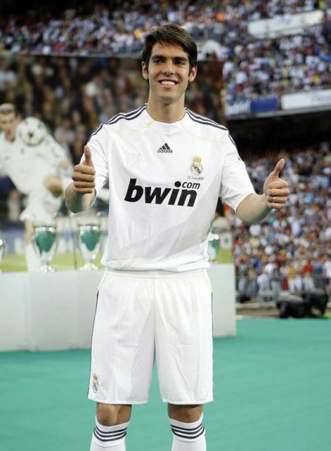 VIDEO Isterie pe Bernabeu! Kaka a fost prezentat la Real in fata a 50.000 de oameni!_6