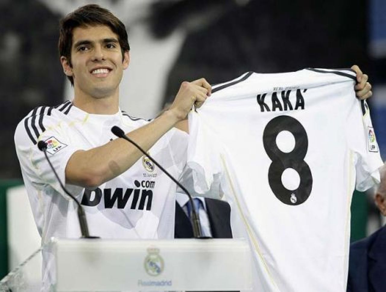 VIDEO Isterie pe Bernabeu! Kaka a fost prezentat la Real in fata a 50.000 de oameni!_9