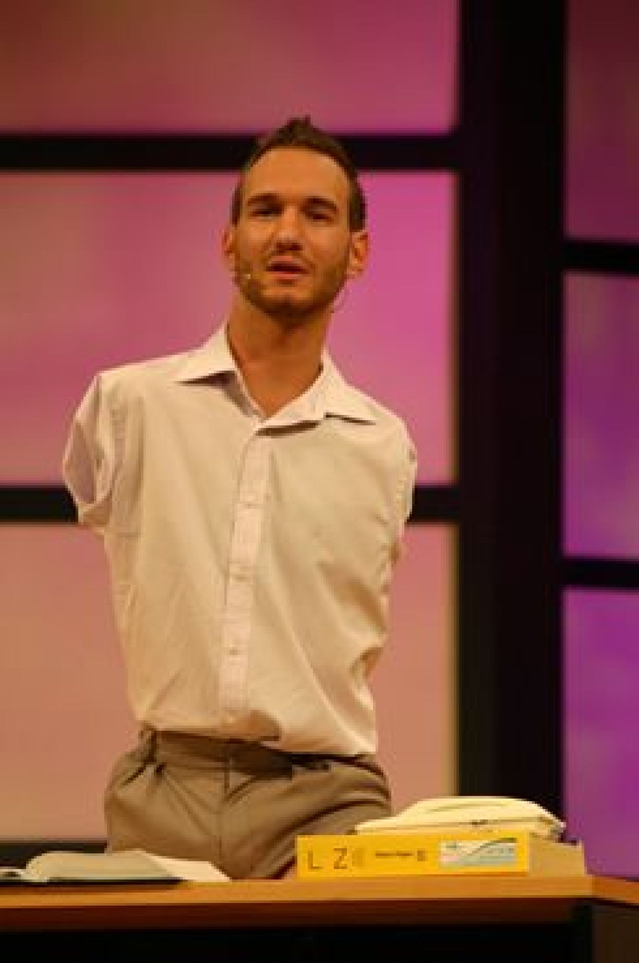 Joaca golf desi nu are nici maini si nici picioare! _5