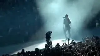 VIDEO: Bono a cantat in tricoul Barcei in memoria lui Michael Jackson!