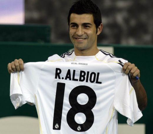VIDEO: Cel mai bun fundas din fotbalul spaniol, Raul Albiol, prezentat la Real!_4
