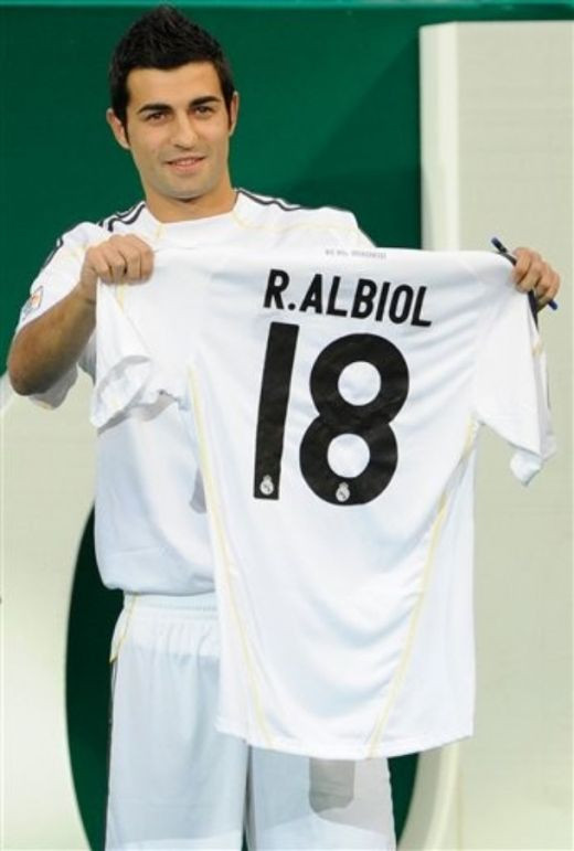 VIDEO: Cel mai bun fundas din fotbalul spaniol, Raul Albiol, prezentat la Real!_6