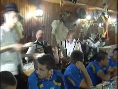 Cu mici si lautari au fost primiti campionii de la Urziceni la o stana din Brasov! Vezi cum s-au distrat!