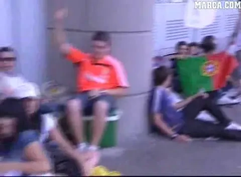 Mii de fani s-au strans la stadionul Santiago Bernabeu in asteptarea lui Ronaldo!