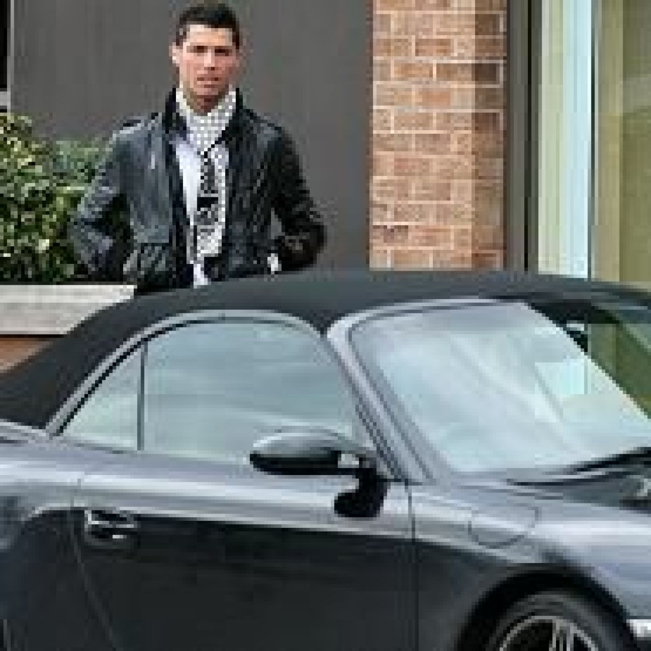 FOTO: Cristiano Ronaldo si-a scos la vanzare super-masinile pe internet!_3