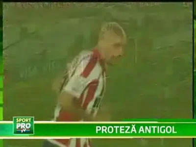 VIDEO / Un portar brazilian i-a speriat pe atacanti cu dintii lui Dracula!