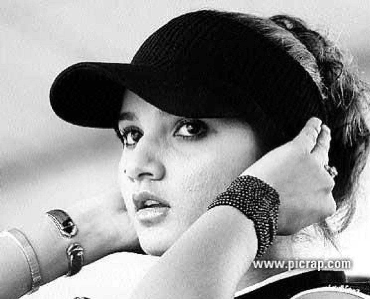 2 barbati se afla in arest dupa ce au cerut-o de nevasta pe Sania Mirza la casa acesteia!_3
