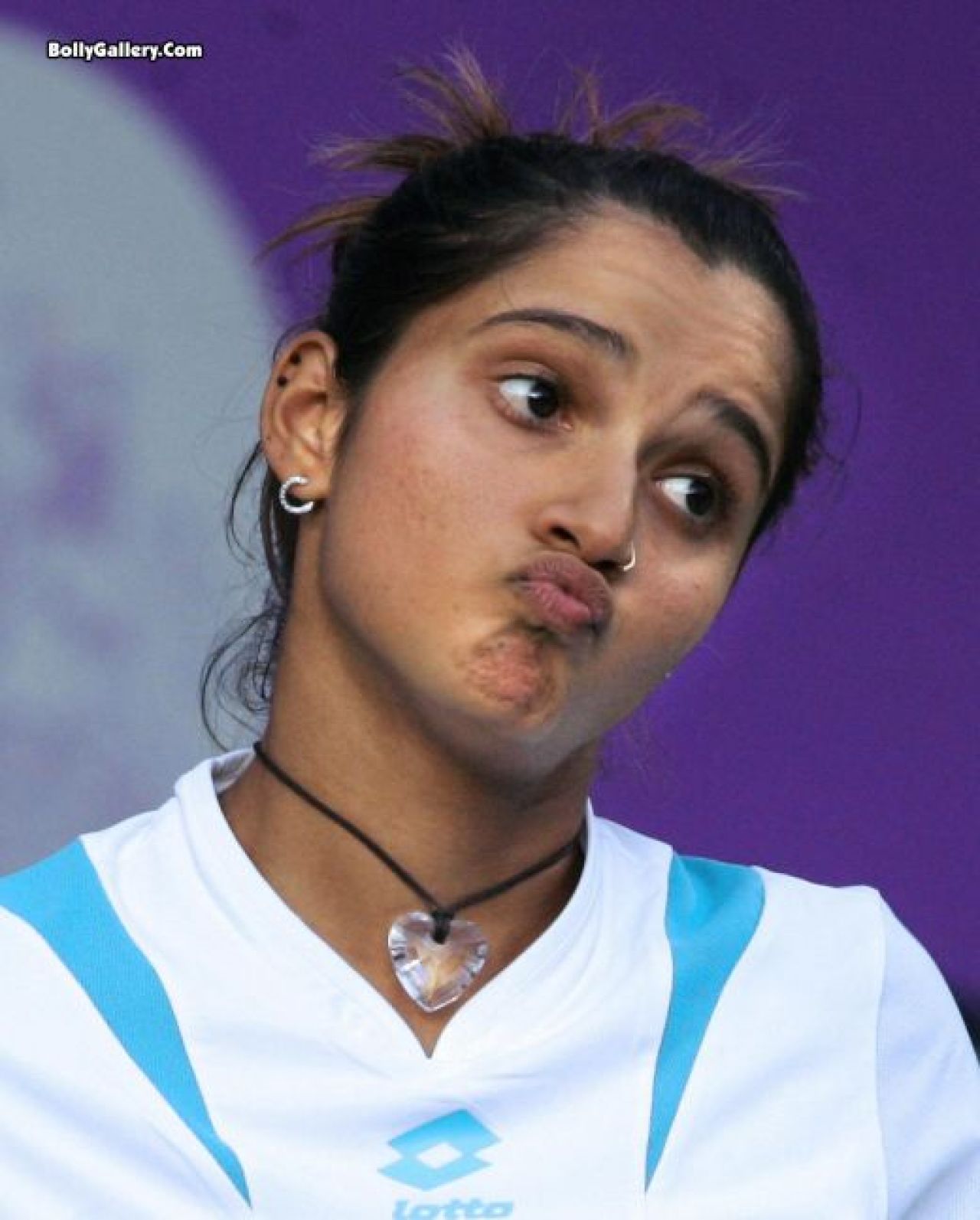 2 barbati se afla in arest dupa ce au cerut-o de nevasta pe Sania Mirza la casa acesteia!_11
