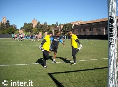 FOTO: Chivu si jucatorii lui Inter, langa cea mai frumoasa femeie din istorie!_10