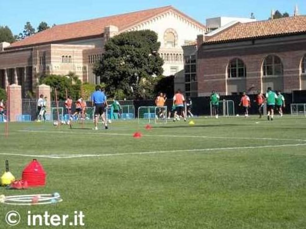 FOTO: Chivu si jucatorii lui Inter, langa cea mai frumoasa femeie din istorie!_16