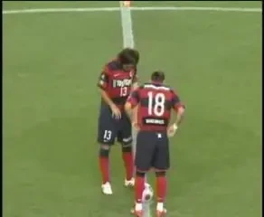 VIDEO / Pe invers? Un fotbalist a intarziat un meci pentru ca si-a pus shortul pe dos!