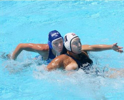 FOTO I-a iesit sanul din costum la polo!