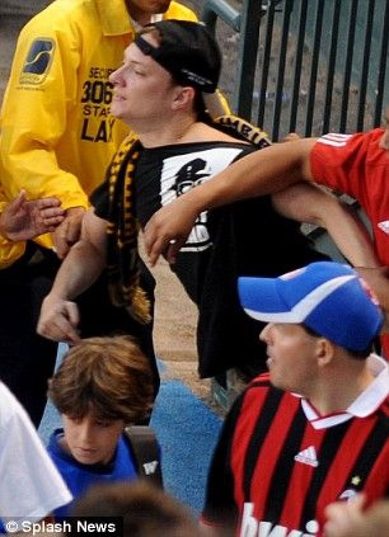 FOTO + VIDEO: David Beckham, alungat de fani sub ochii sotiei si ai lui Tom Cruise!_12