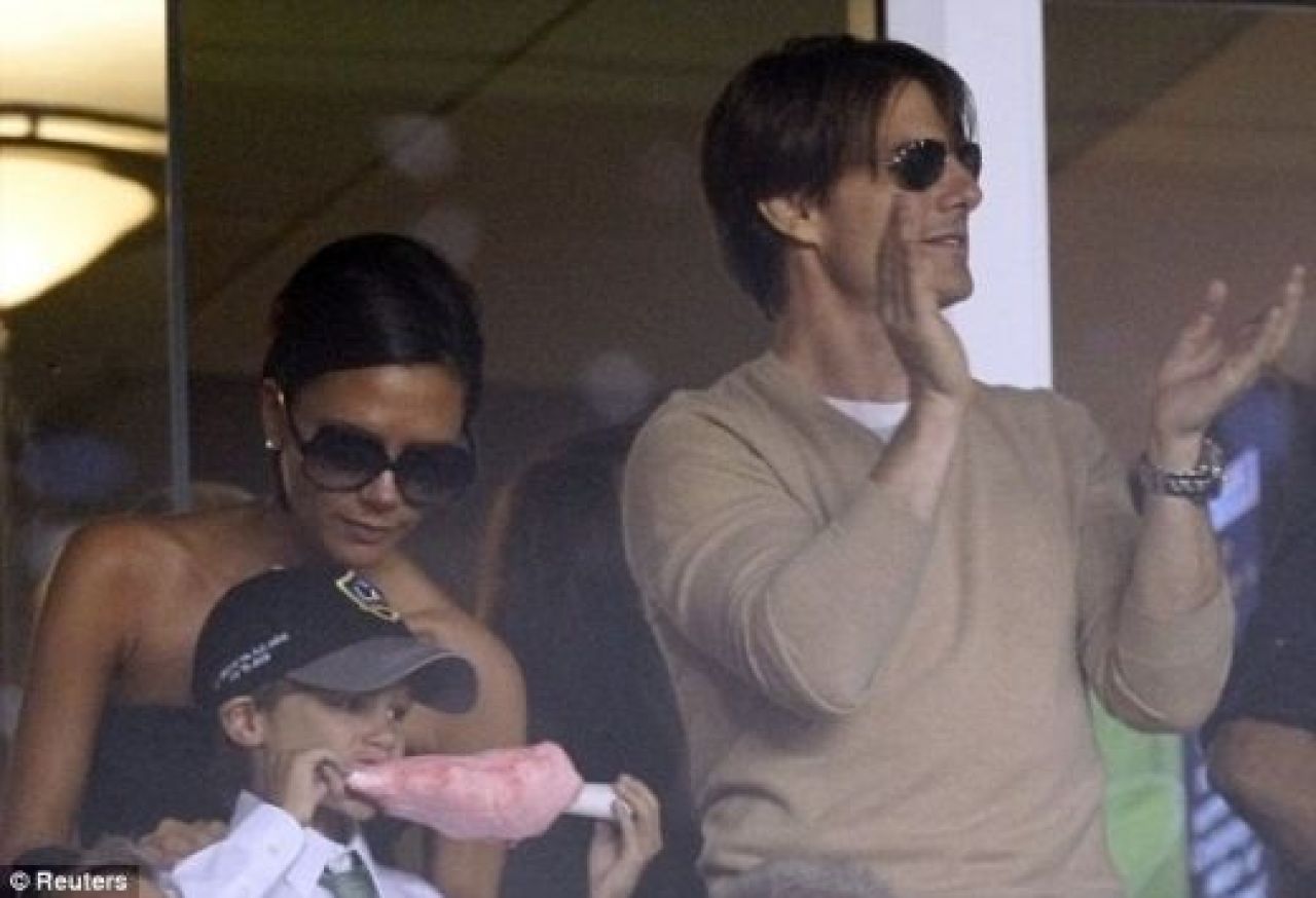FOTO + VIDEO: David Beckham, alungat de fani sub ochii sotiei si ai lui Tom Cruise!_15