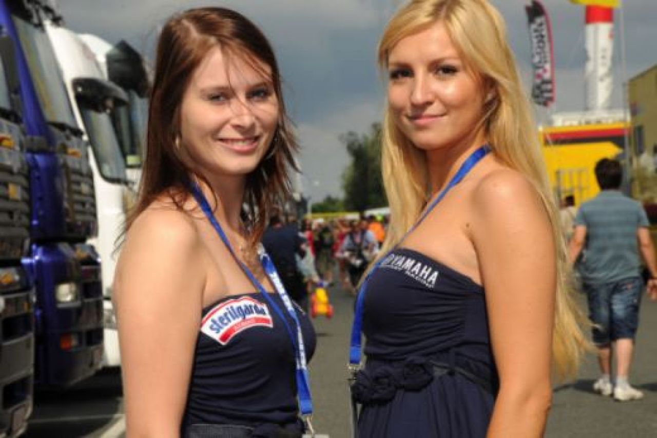SUPER FOTO: Fete si motoare - combinatia perfecta! Vezi pozele zilei_21
