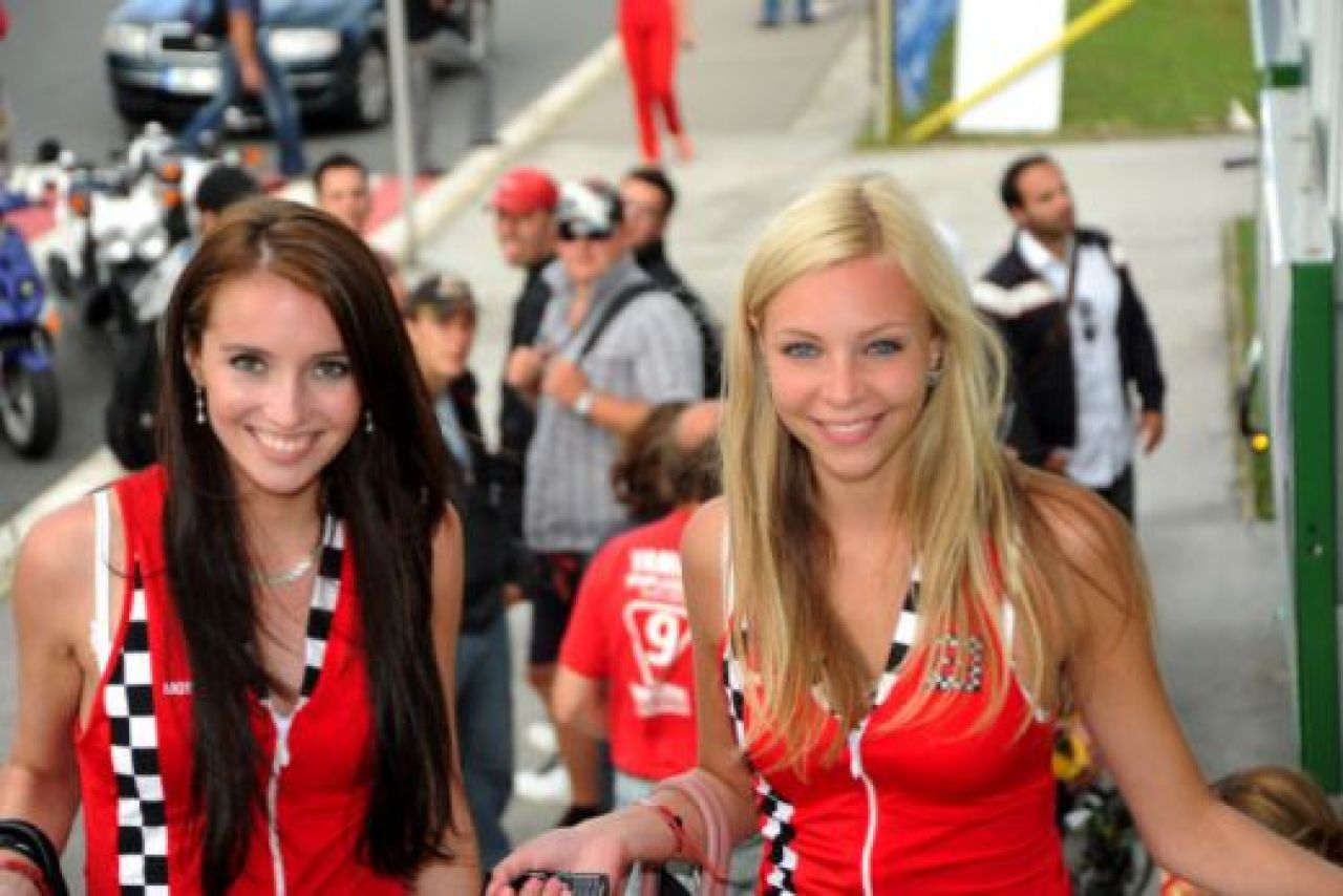 SUPER FOTO: Fete si motoare - combinatia perfecta! Vezi pozele zilei_23