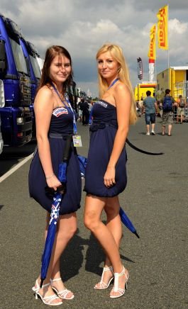 SUPER FOTO: Fete si motoare - combinatia perfecta! Vezi pozele zilei_37