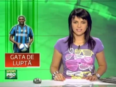 FOTO / Interul lui Chivu sufocat de fani in China!