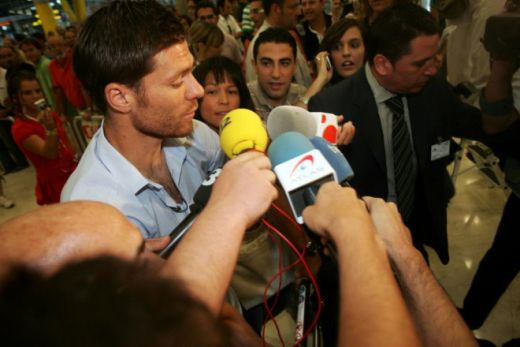 VIDEO: Isterie la Madrid pentru Xabi Alonso! Vezi cum l-a primit presa!_2