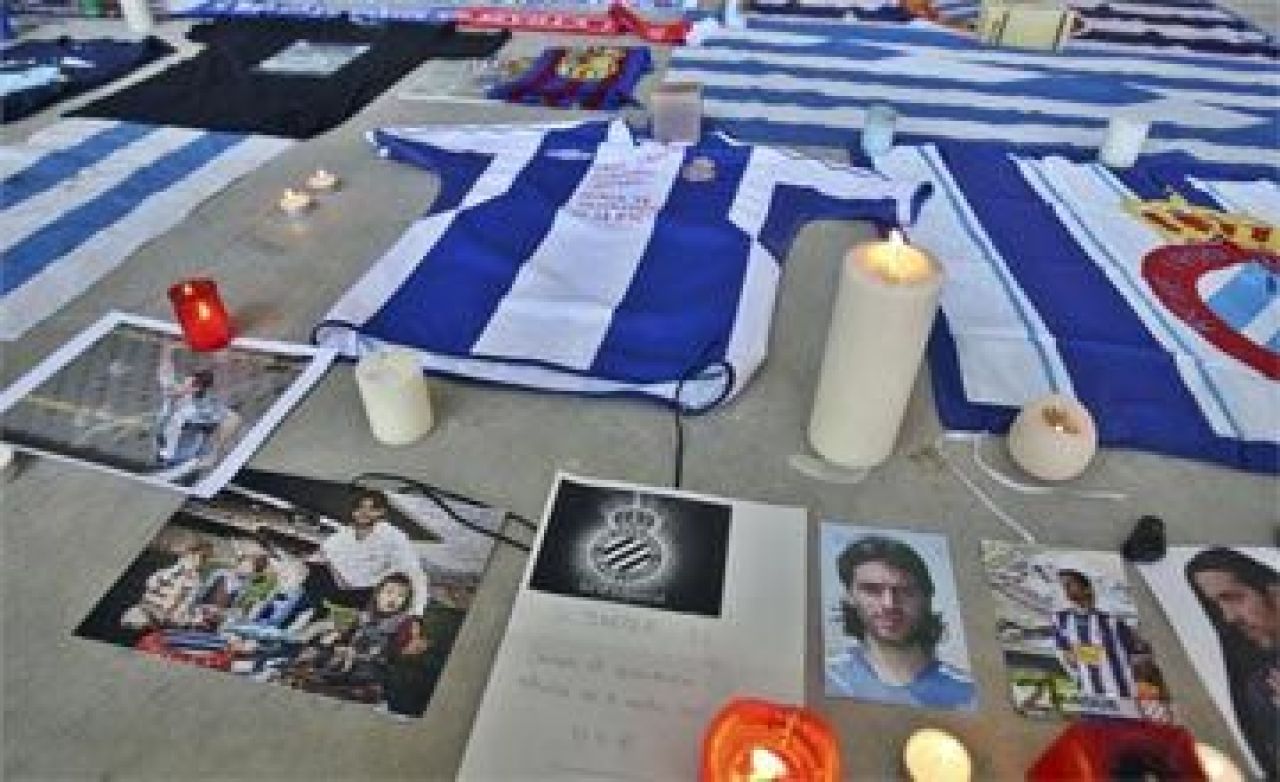 Sute de fani au facut noapte alba la stadionul lui Espanyol, in memoria lui Daniel Jarque!_2