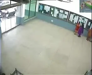 VIDEO / El a dat un nou inteles termenului de "usi automate" :))