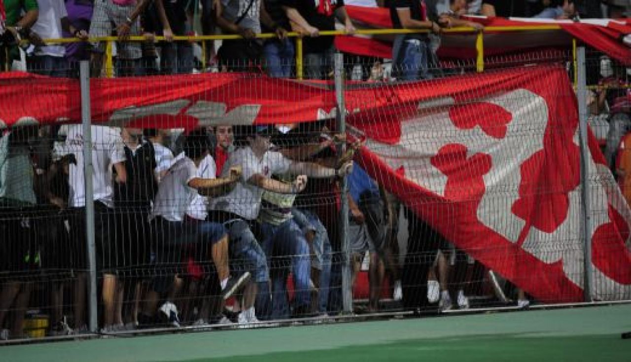 FOTO si VIDEO / Incredibil: fanii o pot scoate pe Dinamo 3 ani din Europa:_3