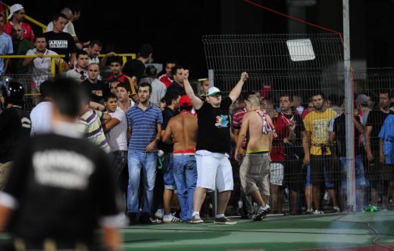 FOTO si VIDEO / Incredibil: fanii o pot scoate pe Dinamo 3 ani din Europa:_6