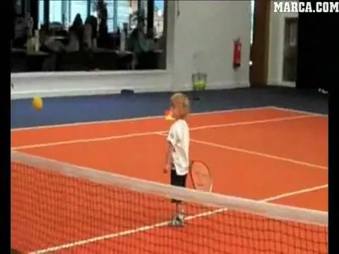 VIDEO: Baby Ace , viitorul Andy Murray! Vezi ce poate face un pusti de 2 ani cu racheta