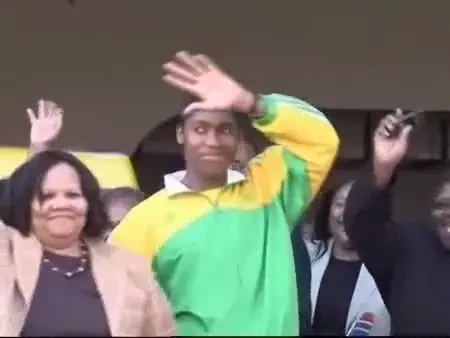 VIDEO: Femeia-barbat, Semenya, &nbsp;primita de 50.000 de fani la Johannesburg!