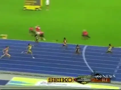 VIDEO De rasul lumii la Berlin! Vezi cum a cazut o atleta in timp ce calarea o mascota!