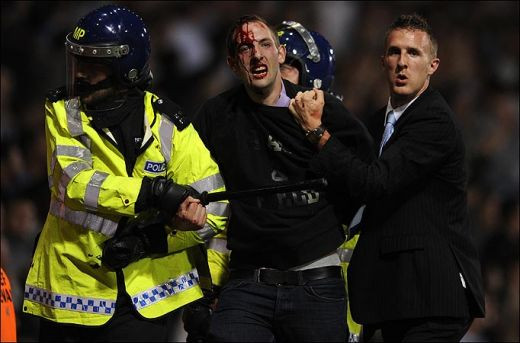 VIDEO / Huliganii au devastat Londra in cele mai grave incidente din Anglia dupa anii '80!_2