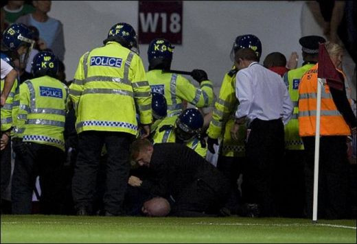 VIDEO / Huliganii au devastat Londra in cele mai grave incidente din Anglia dupa anii '80!_4