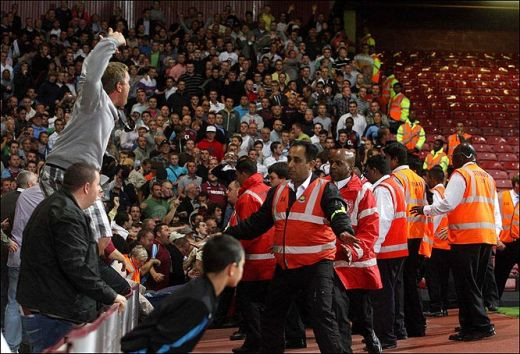 VIDEO / Huliganii au devastat Londra in cele mai grave incidente din Anglia dupa anii '80!_5