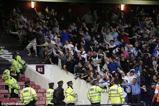 Interzisi pe viata de pe stadion! Vezi la ce poate duce batalia de la West Ham-Millwall!_3