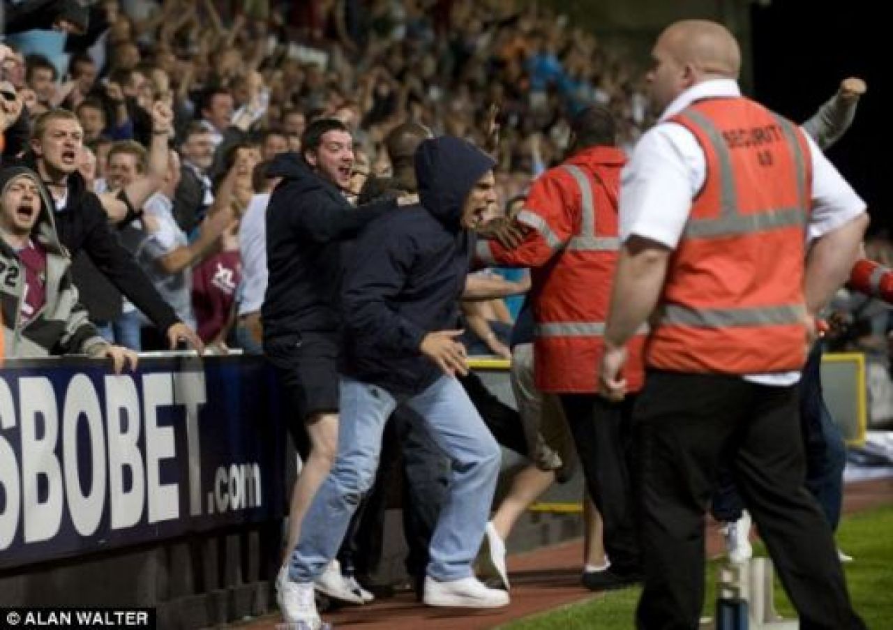 Interzisi pe viata de pe stadion! Vezi la ce poate duce batalia de la West Ham-Millwall!_8