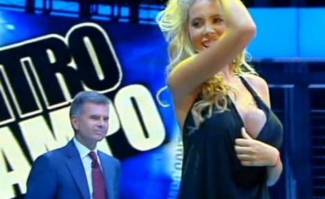 Ce buna e iubita lui Ronaldinho! Vezi un clip Hot cu Maria Lopez cu sanul pe-afara!