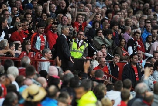 Incredibil! Wenger, eliminat de arbitru la United - Arsenal! Vezi cum a facut in tribuna_19