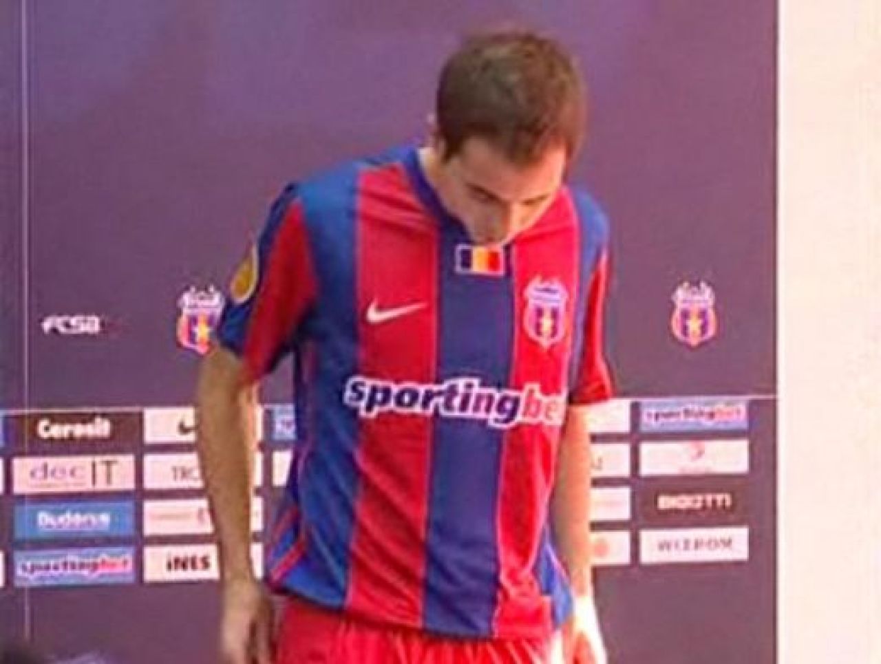 FOTO! Echipamentul Stelei in Europa League si Tanase cu nr. 6 pe spate!_11
