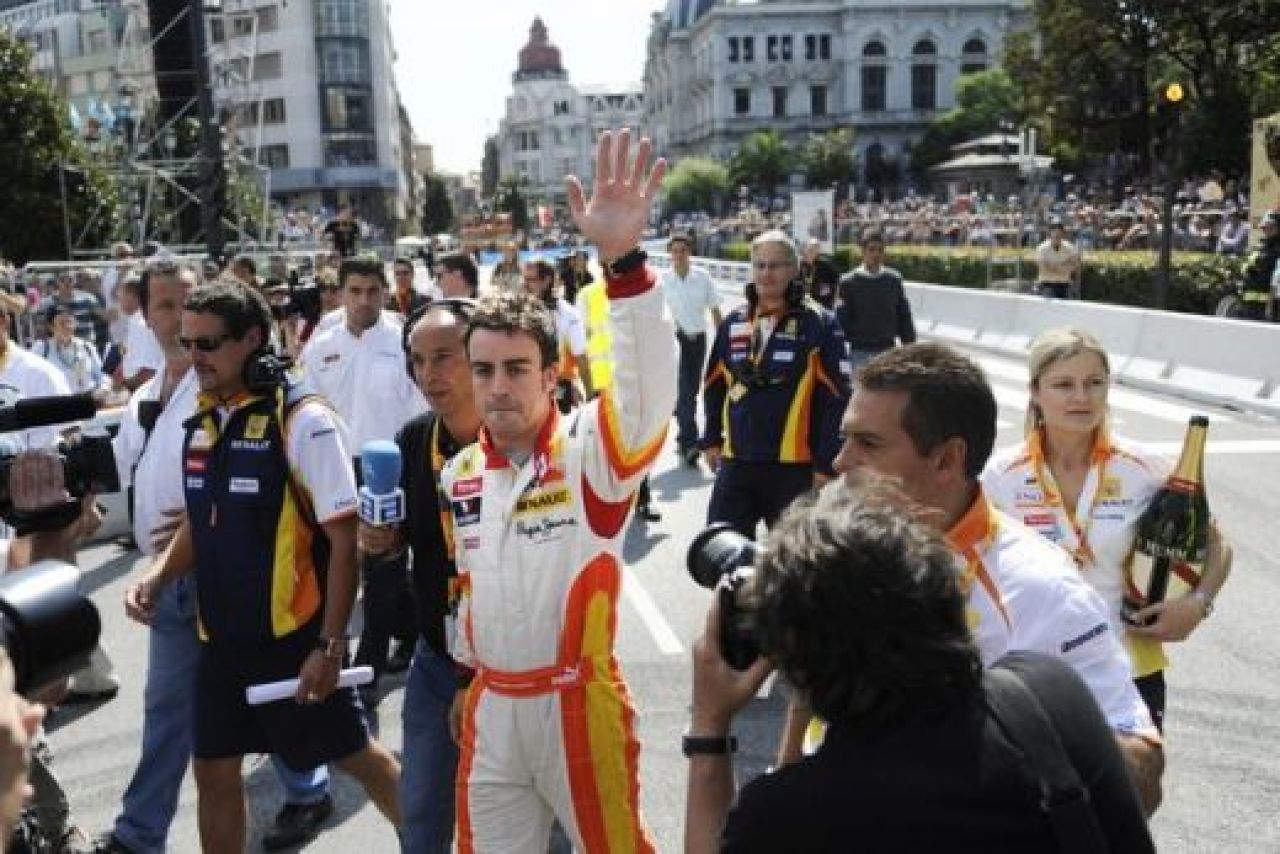 FOTO Si-a gasit drumul! 150.000 de oameni au fost la inaugurarea strazii Alonso din Spania!_2