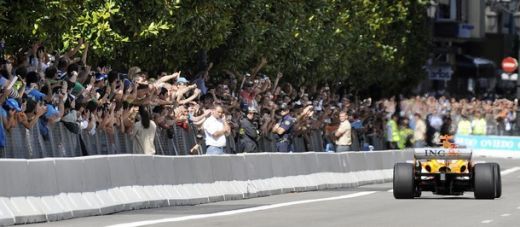 FOTO Si-a gasit drumul! 150.000 de oameni au fost la inaugurarea strazii Alonso din Spania!_5