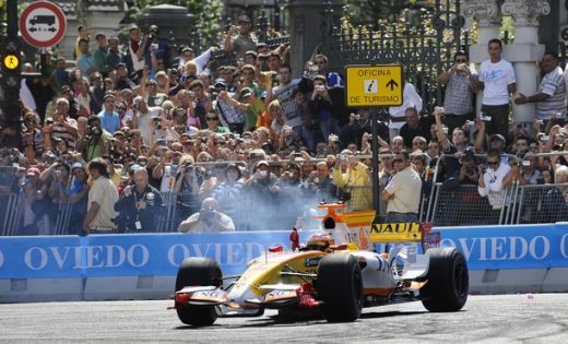 FOTO Si-a gasit drumul! 150.000 de oameni au fost la inaugurarea strazii Alonso din Spania!_12