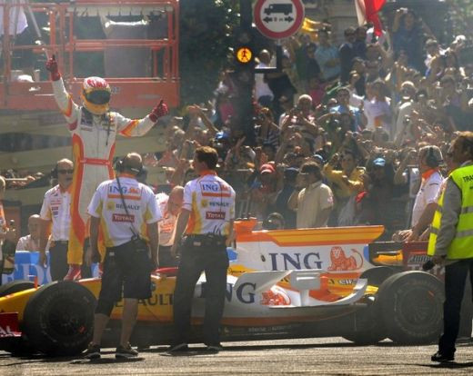 FOTO Si-a gasit drumul! 150.000 de oameni au fost la inaugurarea strazii Alonso din Spania!_18