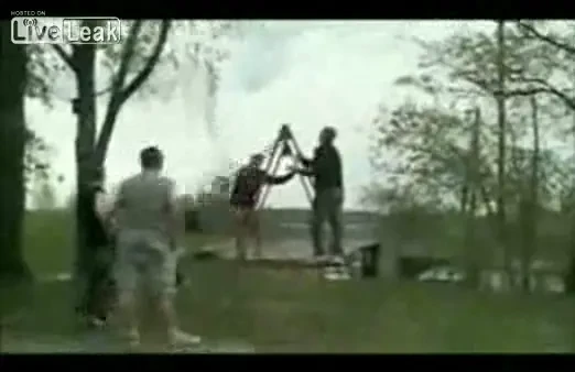 VIDEO! Leaganul groazei! A vrut sa faca sport extrem, a zburat ca din tun din leagan