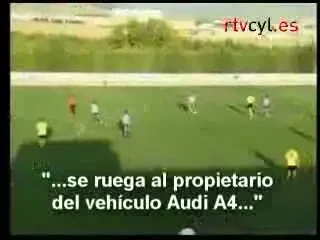 VIDEO / Un arbitru a oprit un meci pentru ca a auzit in difuzoarele stadionului ca i s-a furat masina!