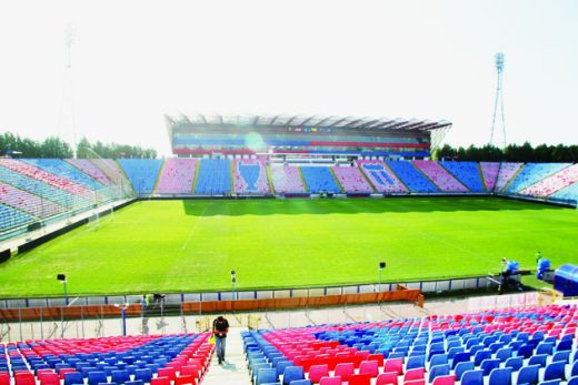 Afara-i vopsit gardul...! Steaua a vopsit gazonul pentru a ascunde nisipul!_3